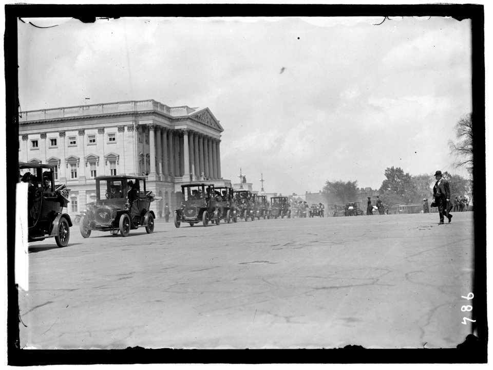 WOMAN SUFFRAGE MOTOR PARADE TO CAPITOL LCCN2016863558