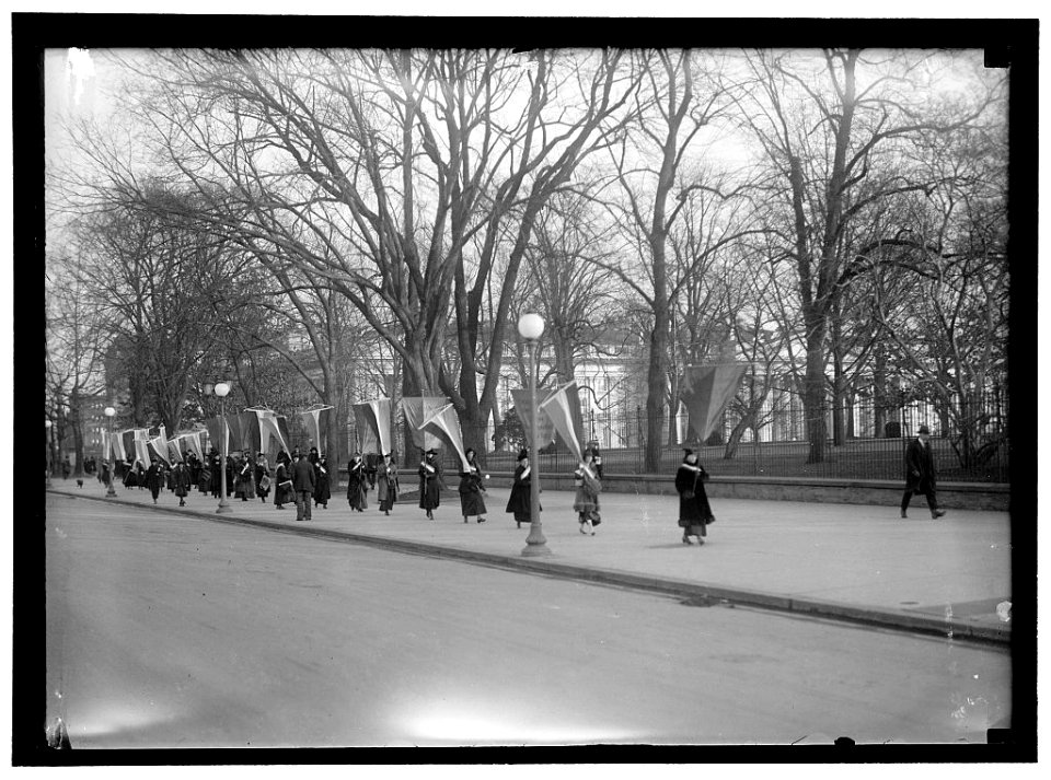 WOMAN SUFFRAGE PICKETS AT WHITE HOUSE LCCN2016867109