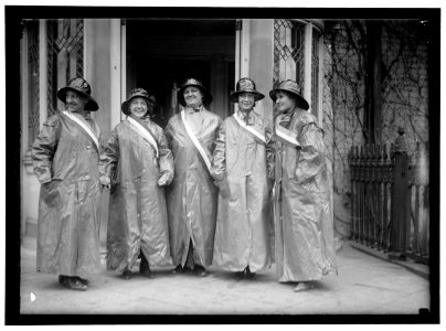 WOMAN SUFFRAGE PICKETS LCCN2016867069