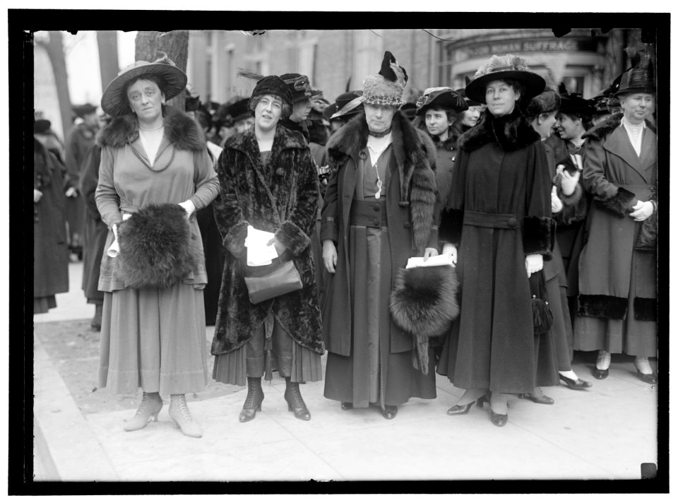 WOMAN SUFFRAGE PICKETS LCCN2016867080