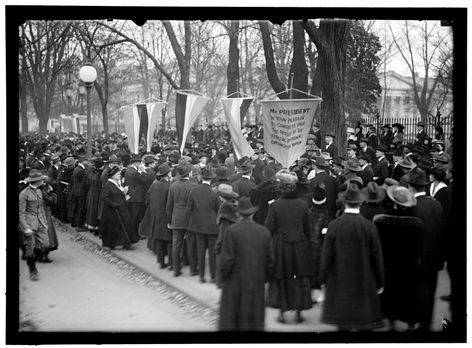 WOMAN SUFFRAGE PICKETS LCCN2016868599