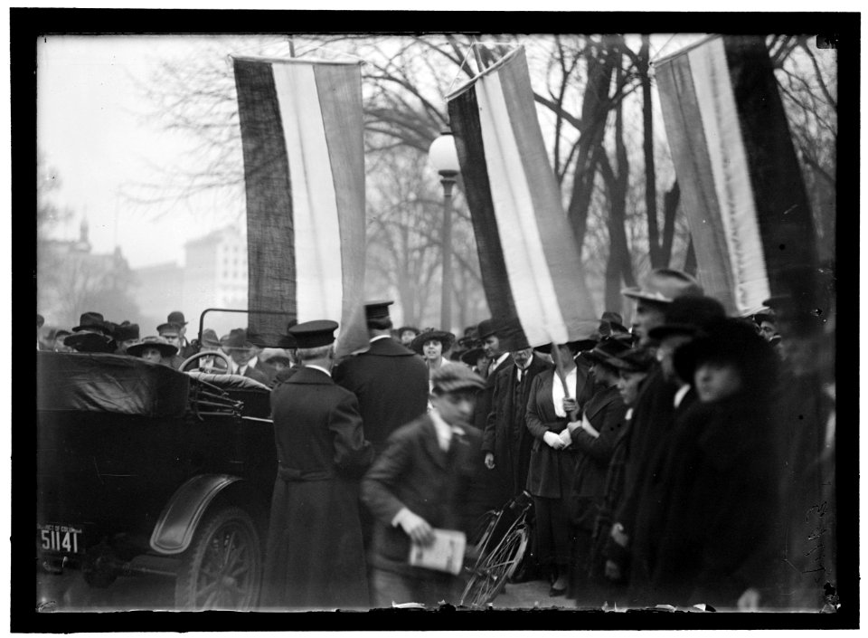 WOMAN SUFFRAGE PICKETS LCCN2016868607