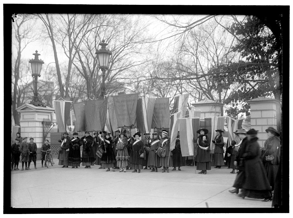 WOMAN SUFFRAGE PICKETS AT WHITE HOUSE LCCN2016867107