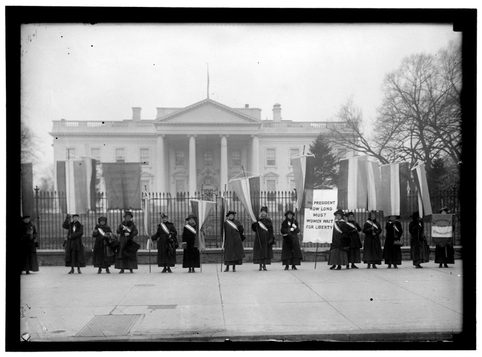 WOMAN SUFFRAGE PICKETS AT WHITE HOUSE LCCN2016867199