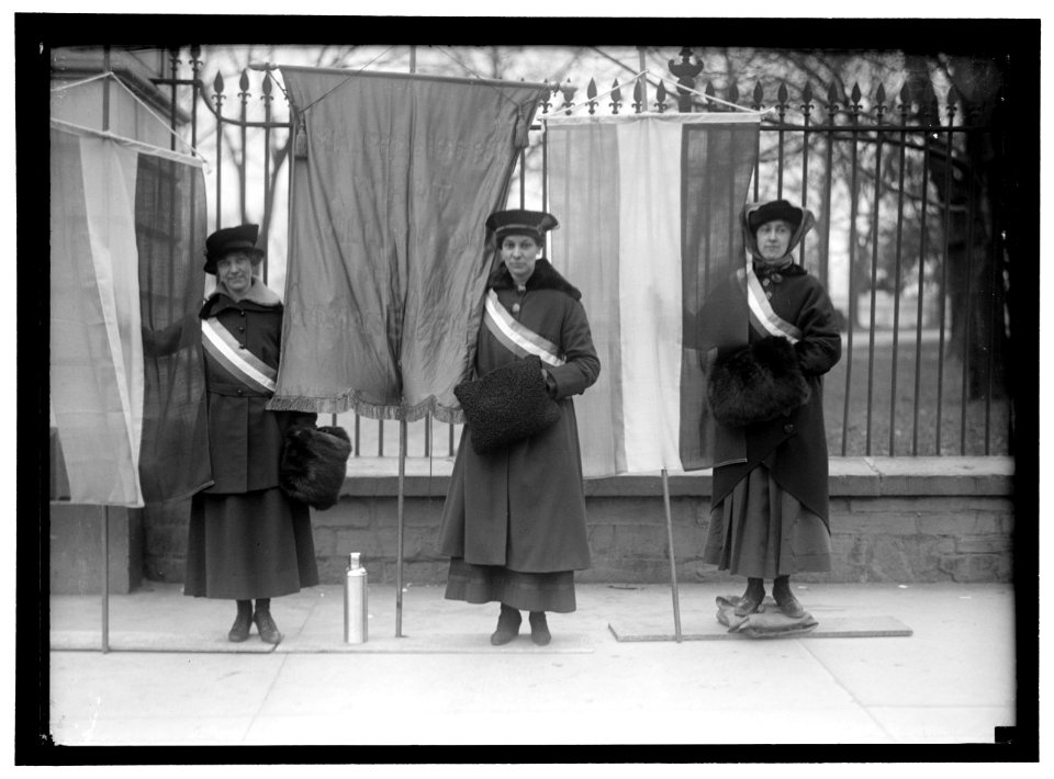WOMAN SUFFRAGE PICKETS LCCN2016867070