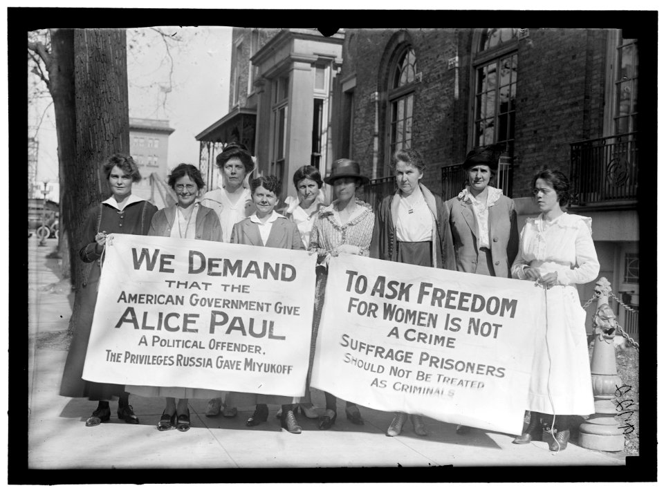 WOMAN SUFFRAGE PICKETS LCCN2016868585