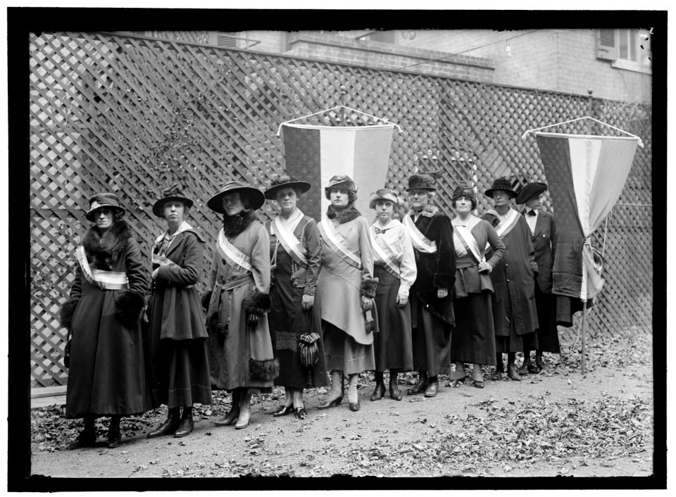 WOMAN SUFFRAGE PICKETS LCCN2016868602