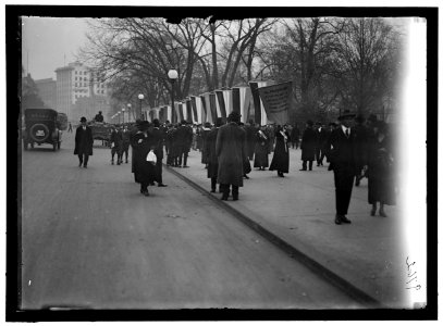 WOMAN SUFFRAGE PICKETS LCCN2016868606