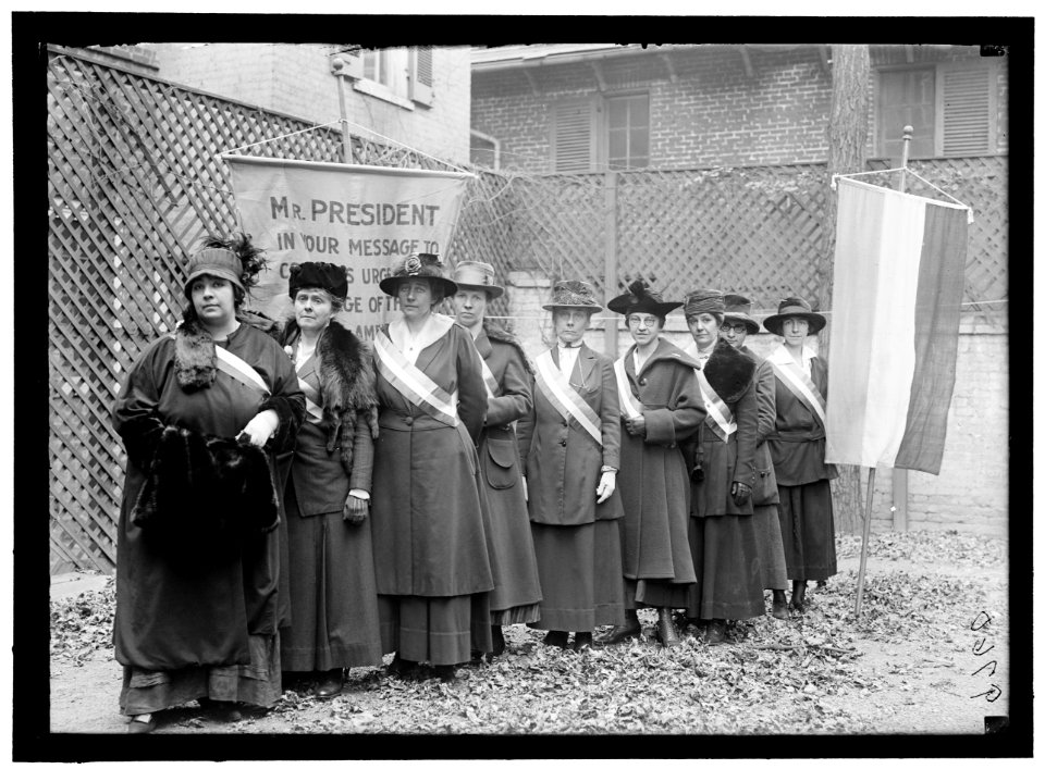 WOMAN SUFFRAGE PICKETS LCCN2016868604