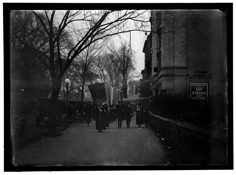 WOMAN SUFFRAGE PICKETS LCCN2016868612