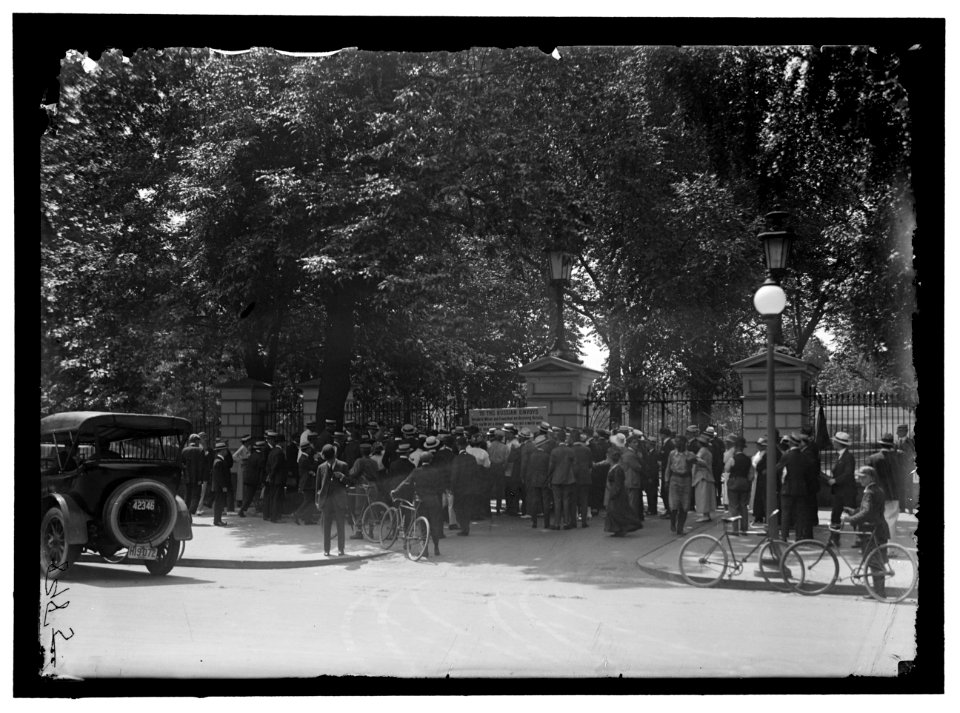 WOMAN SUFFRAGE RIOT AT WHITE HOUSE GATE LCCN2016867958