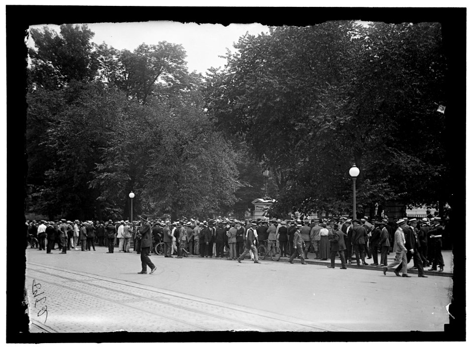 WOMAN SUFFRAGE RIOT AT WHITE HOUSE GATE LCCN2016867955