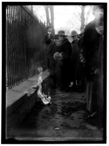 WOMAN SUFFRAGE. BONFIRE ON SIDEWALK BEFORE WHITE HOUSE LCCN2016869623