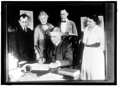 WOMAN SUFFRAGE. GOV. SPROUL OF PENNSYLVANIA SIGNING SUFFRAGE AMENDMENT LCCN2016870446