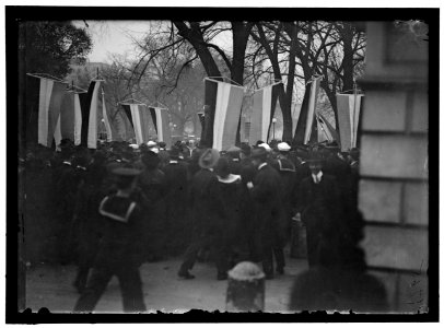 WOMAN SUFFRAGE PICKETS LCCN2016868609