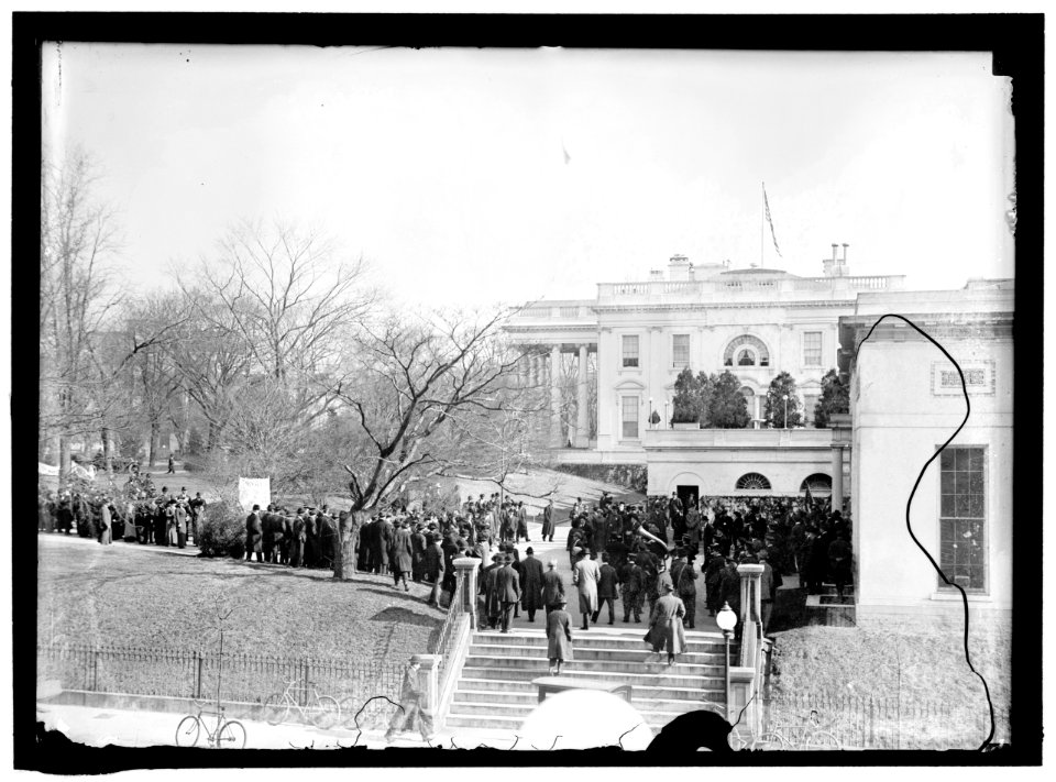 WOMAN SUFFRAGE. AT WHITE HOUSE WITH BANNERS LCCN2016865184