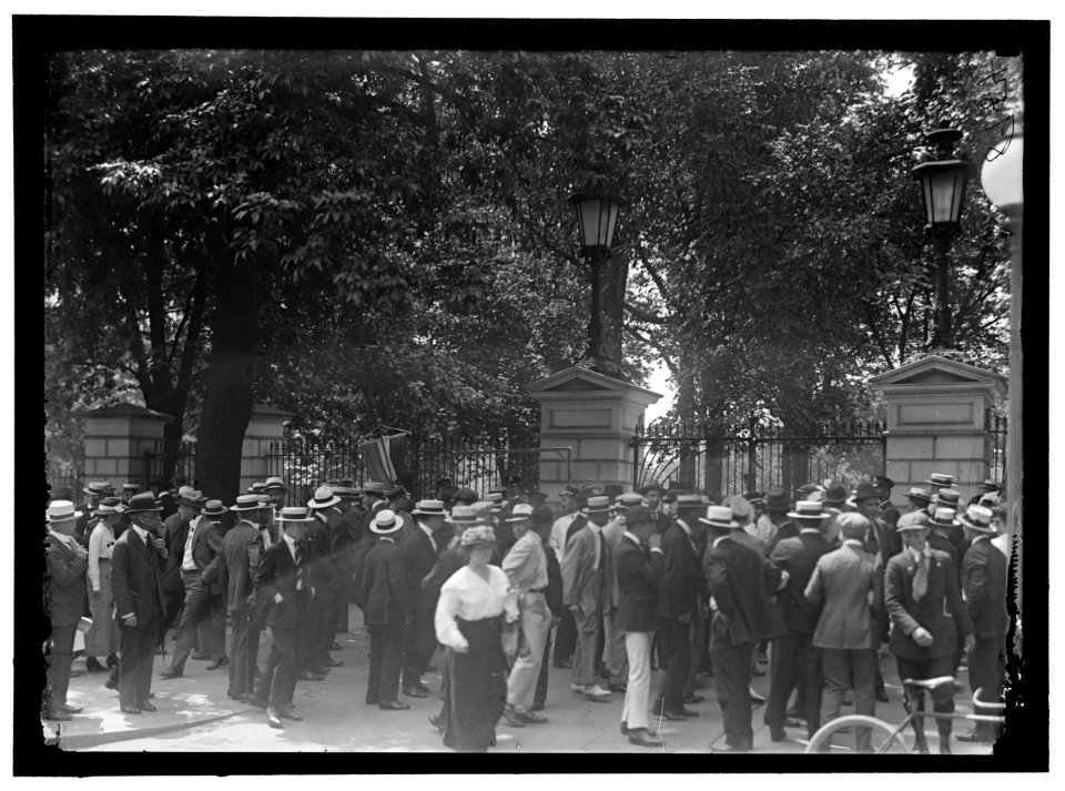 WOMAN SUFFRAGE RIOT AT WHITE HOUSE GATE LCCN2016867957
