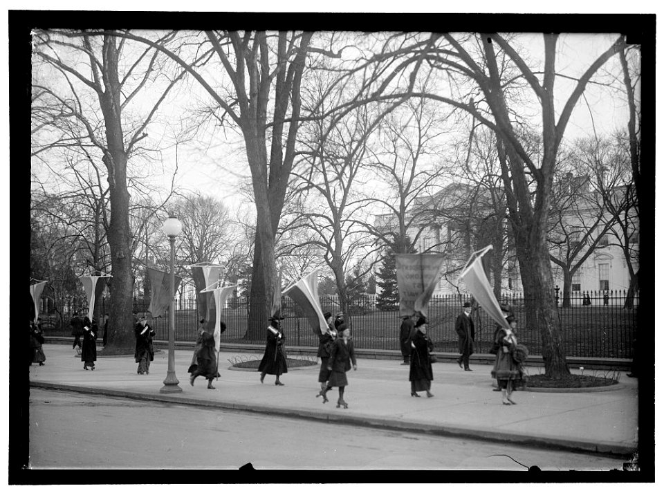 WOMAN SUFFRAGE PICKETS AT WHITE HOUSE LCCN2016867108