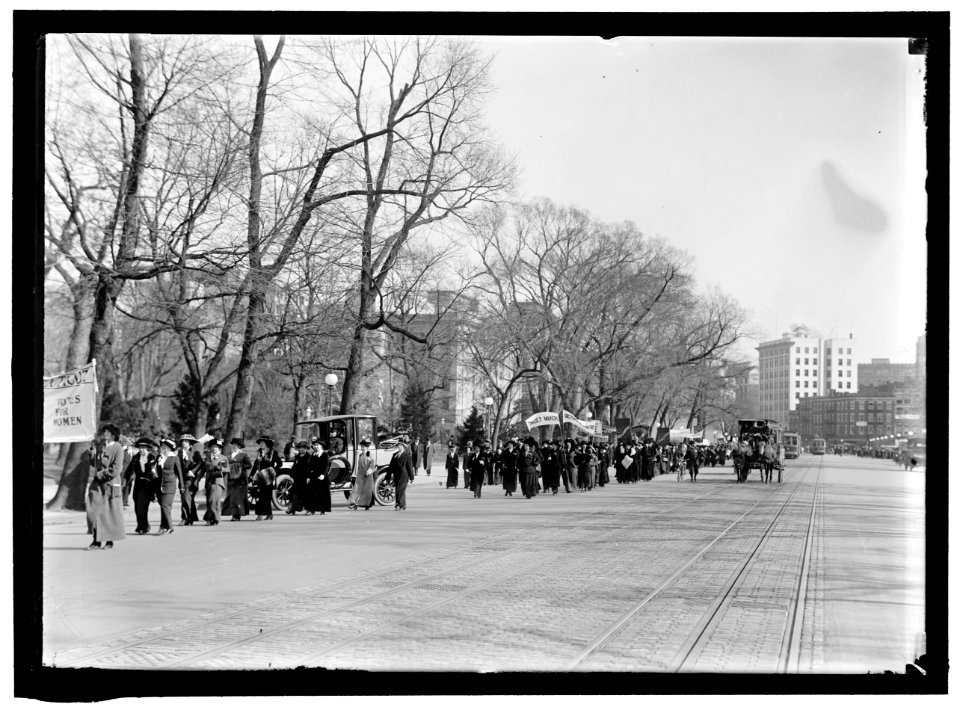 WOMAN SUFFRAGE. AT WHITE HOUSE WITH BANNERS LCCN2016865183