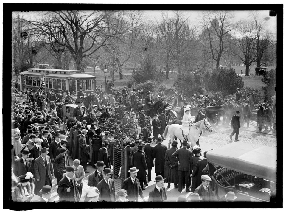Woman Suffrage. Hikers arriving from New York LCCN2016864351