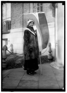 WOMAN SUFFRAGE. PICKETS AT WHITE HOUSE LCCN2016867537