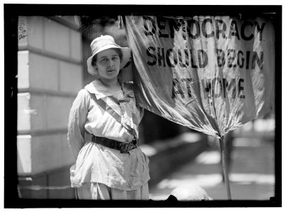 WOMAN SUFFRAGE. MRS. SWING, PICKETING WHITE HOUSE LCCN2016867945