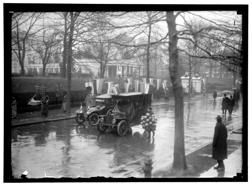WOMAN SUFFRAGE. PICKETS AT WHITE HOUSE LCCN2016867285