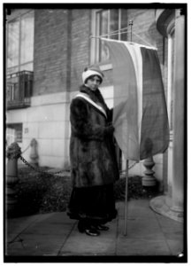 WOMAN SUFFRAGE. PICKETS AT WHITE HOUSE LCCN2016867536