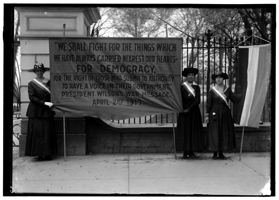 WOMAN SUFFRAGE. PICKETS AT WHITE HOUSE LCCN2016867600