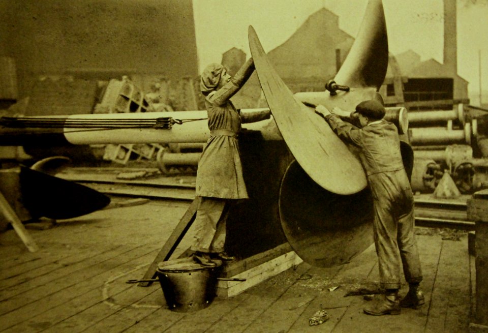 Woman Worker In An English Shipbuilding Yard, WWI (22847683701)