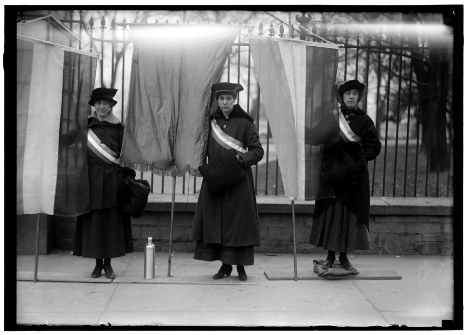 WOMAN SUFFRAGE. PICKETS AT WHITE HOUSE LCCN2016867533