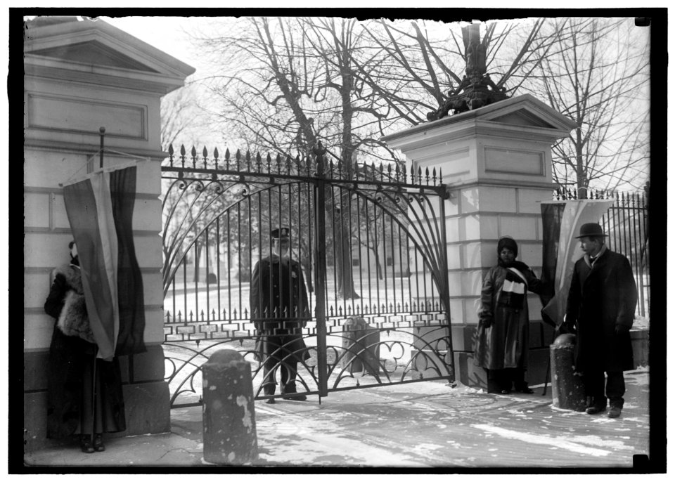 WOMAN SUFFRAGE. PICKETS AT WHITE HOUSE LCCN2016867551