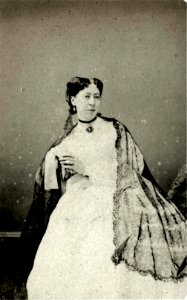 Woman wearing lipstick and wedding ring by Holroyd (2)