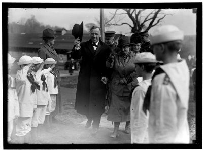 WOMAN'S NATIONAL SERVICE SCHOOL UNDER WOMAN'S SECTION, NAVY LEAGUE. ELIZABETH POE, FOUNDER AND COMMANDER OF WOMAN'S NATIONAL SERVICE SCHOOL, WITH SEC. DANIELS. GEN BARNETT AND MRS. DANIELS, LCCN2016869064