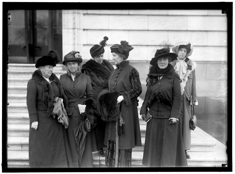 WOMAN SUFFRAGE. WOMAN VOTERS ASK HOUSE OF REPRESENTATIVES FOR ACTION ON AMENDMENT.MRS. WILLIAM KENT, CALIFORNIA, 2ND FROM LEFT; MRS. S. B. M. YOUNG,4TH FROM LEFT; ISABELLA MOTT OF NEW YORK, LCCN2016866200