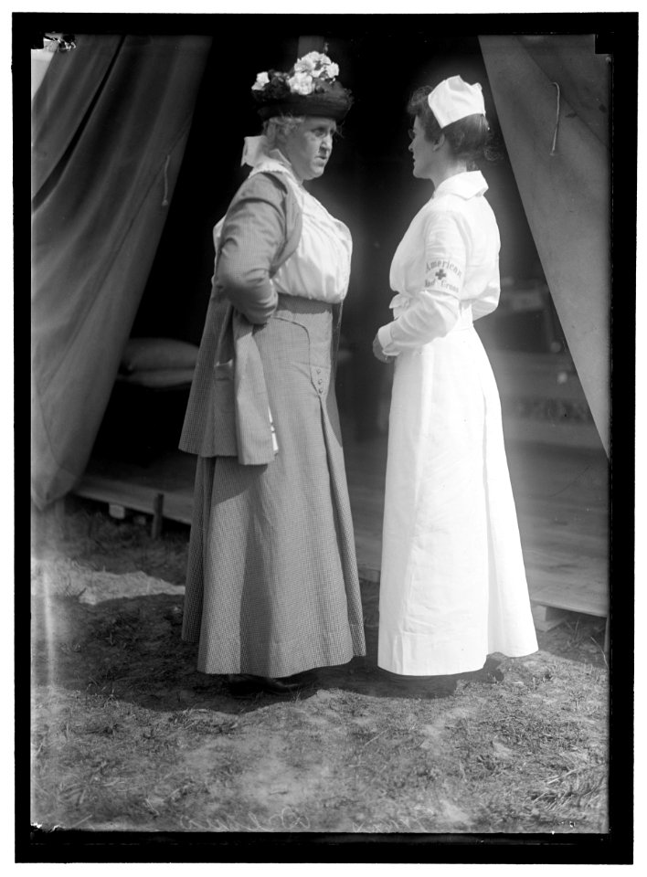WOMAN'S NATIONAL SERVICE SCHOOL UNDER WOMAN'S SECTION, NAVY LEAGUE. RED CROSS NURSES LCCN2016867357