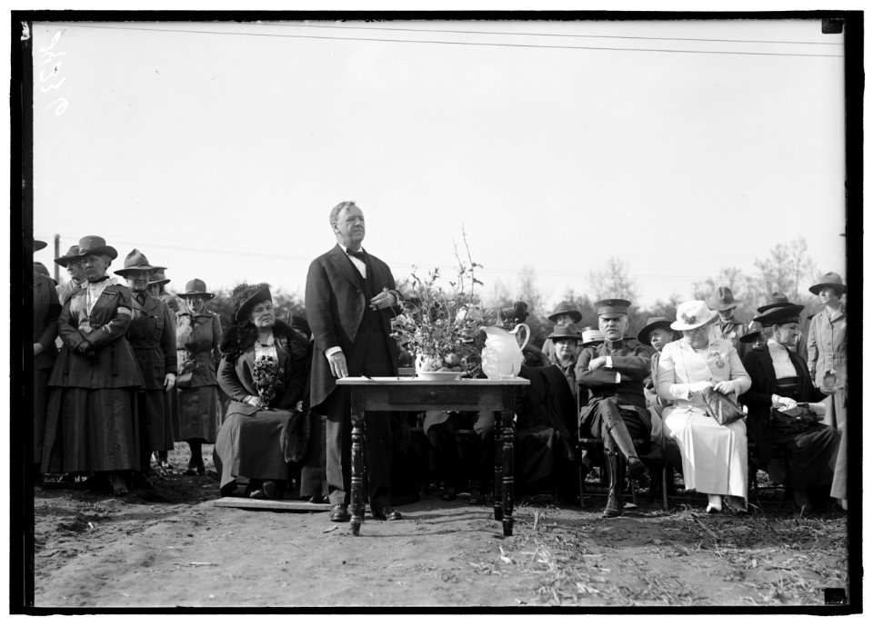 WOMAN'S NATIONAL SERVICE SCHOOL UNDER WOMAN'S SECTION, NAVY LEAGUE. SEC. DANIELS SPEAKING. SEATED- MRS. DANIELS; GEN. BARNETT; MRS. GUERNSEY LCCN2016869060