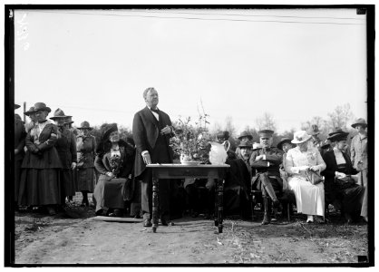 WOMAN'S NATIONAL SERVICE SCHOOL UNDER WOMAN'S SECTION, NAVY LEAGUE. SEC. DANIELS SPEAKING. SEATED- MRS. DANIELS; GEN. BARNETT; MRS. GUERNSEY LCCN2016869060