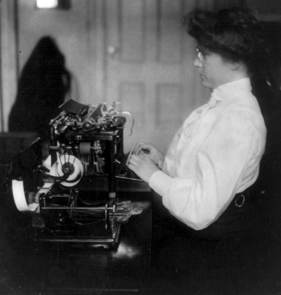 Woman typist LCCN2013647253 (cropped)