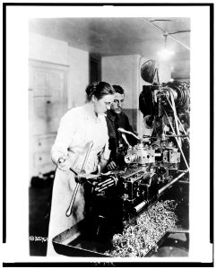 Woman working turret lathe in training school, Lincoln Motor Co., Detroit, Mi., during World War I LCCN92522614