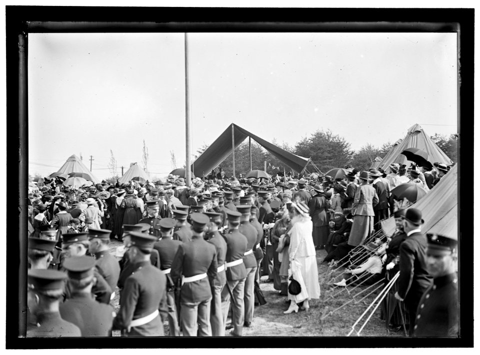 WOMAN'S NATIONAL SERVICE SCHOOL, UNDER WOMAN'S SECTION, NAVY LEAGUE. REVIEW LCCN2016867299