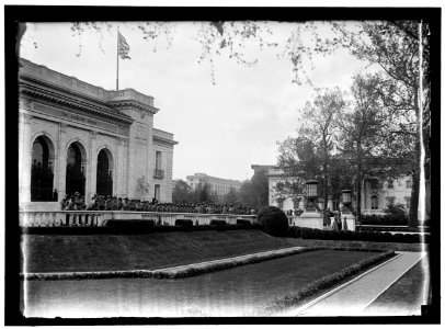WOMAN'S NATIONAL SERVICE SCHOOL UNDER WOMAN'S SECTION, NAVY LEAGUE. MASSED ON STEPS OF PAN-AMERICAN BUILDING, FOR DEDICATION OF RED CROSS HEADQUARTERS LCCN2016867743