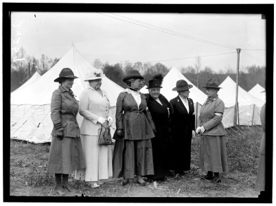 WOMAN'S NATIONAL SERVICE SCHOOL UNDER WOMAN'S SECTION, NAVY LEAGUE. MRS. VILLA POE WILSON; MRS. GUERNSEY; MRS. HUGH L. SCOTT; MRS. ARCHIBALD HOPKINS; MRS. GEORGE BARNETT LCCN2016869061
