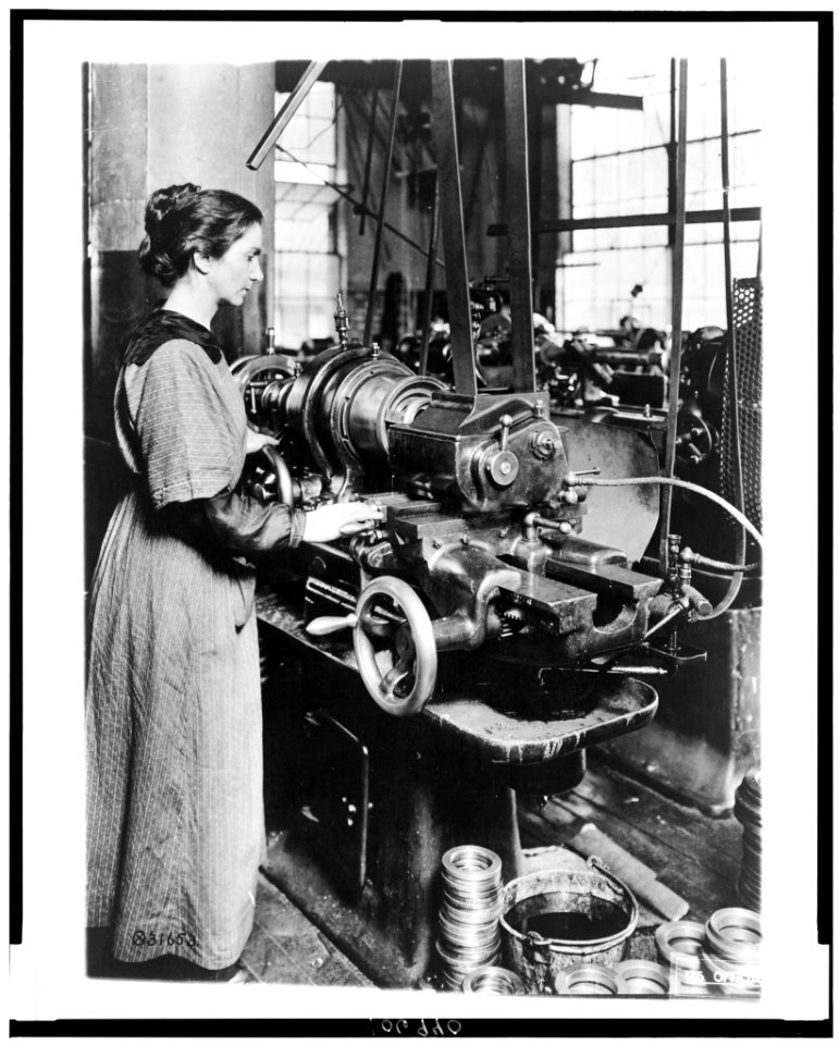 Woman working at internal thread milling machine, Norton Grinding Co., Worcester, Ma., during World War I LCCN92522616
