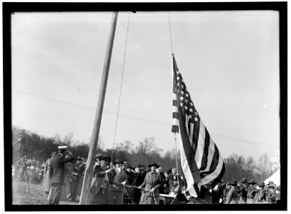 WOMAN'S NATIONAL SERVICE SCHOOL UNDER WOMAN'S SECTION, NAVY LEAGUE. MRS. DANIELS RAISING FLAG LCCN2016869062