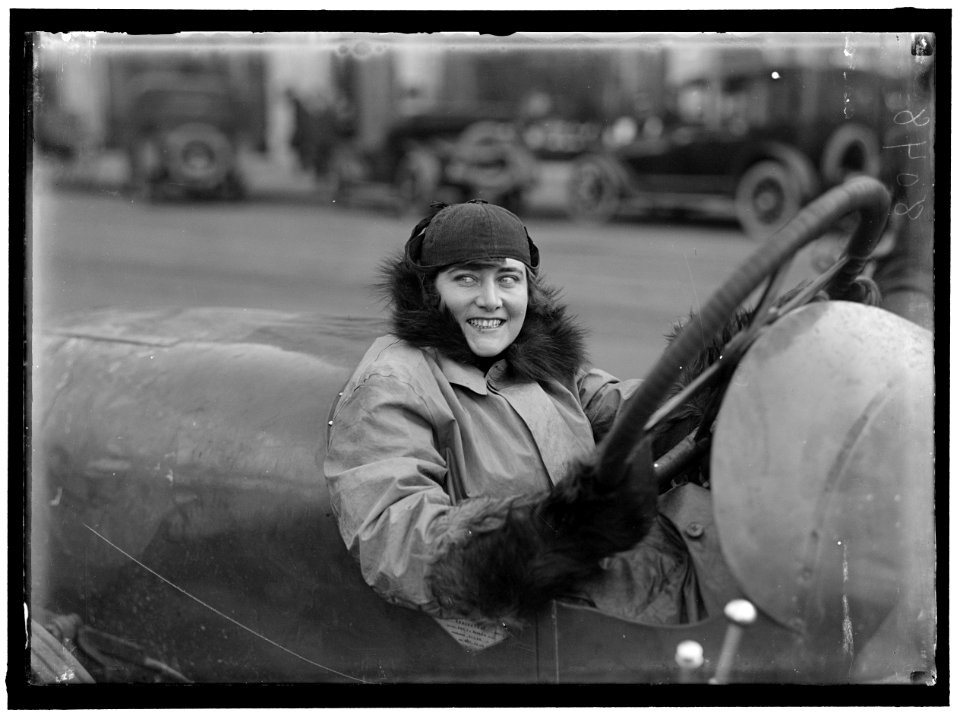 WOMEN AUTO RACERS. MISS ELINOR BLEVINS LCCN2016866017