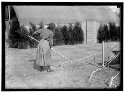 WOMAN'S NATIONAL SERVICE SCHOOL, UNDER WOMAN'S SECTION, NAVY LEAGUE. MRS. LIPPITT OF RHODE ISLAND LCCN2016867317