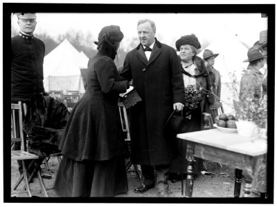 WOMAN'S NATIONAL SERVICE SCHOOL UNDER WOMAN'S SECTION, NAVY LEAGUE. SEC. DANIELS AND MRS. GEORGE DEWEY AT OPENING OF 1918 SESSION. MRS. DANIELS AT RIGHT LCCN2016869059