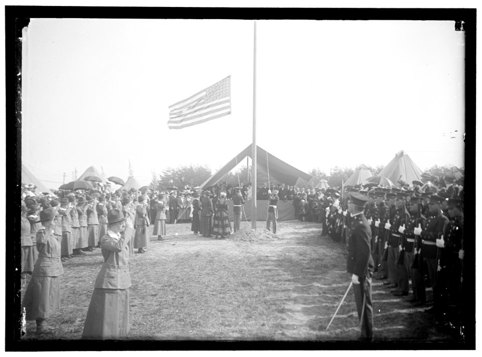 WOMAN'S NATIONAL SERVICE SCHOOL, UNDER WOMAN'S SECTION, NAVY LEAGUE. REVIEW LCCN2016867296