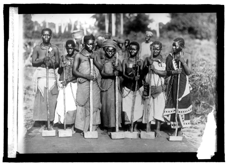 Women convicts working on road, Dar Es Salaam, East Africa LCCN2016821917